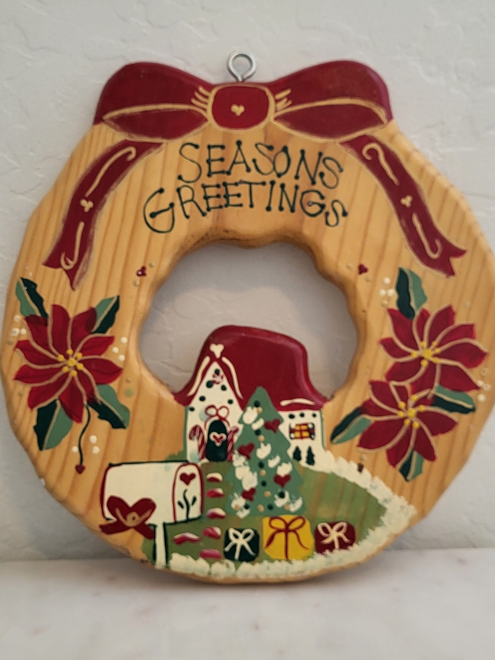 Seasons Greetings Holiday Wreath Plaque - Red & Green